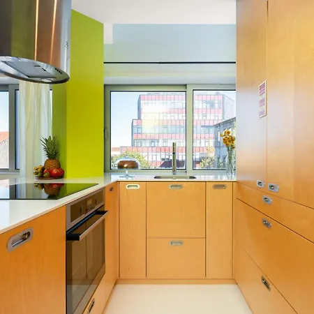 Host Wise - Restful Minimalist Flat - Balcony *