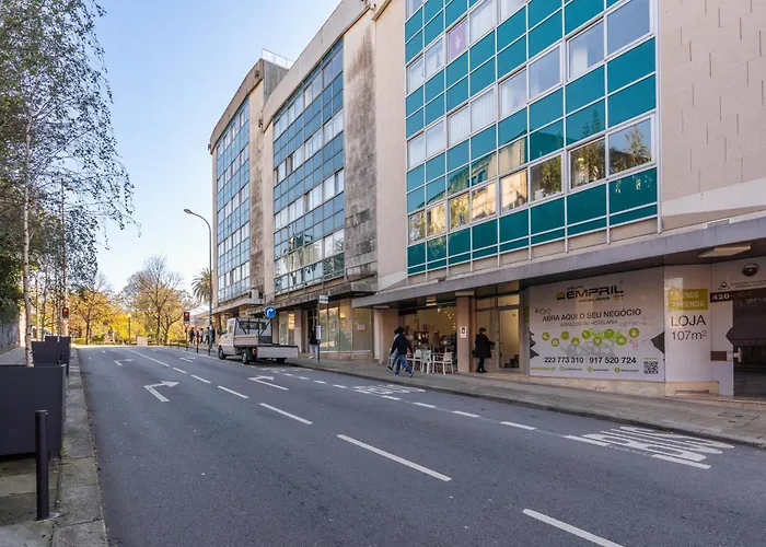 Host Wise - Restful Minimalist Flat - Balcony *