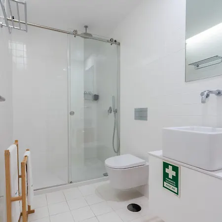 Host Wise - Restful Minimalist Flat - Balcony 아파트