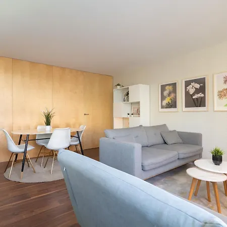 Host Wise - Restful Minimalist Flat - Balcony *