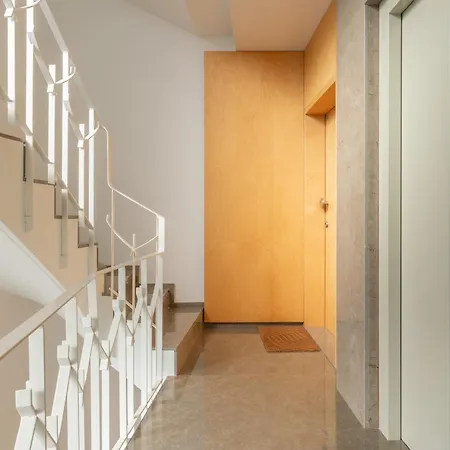 Host Wise - Restful Minimalist Flat - Balcony *