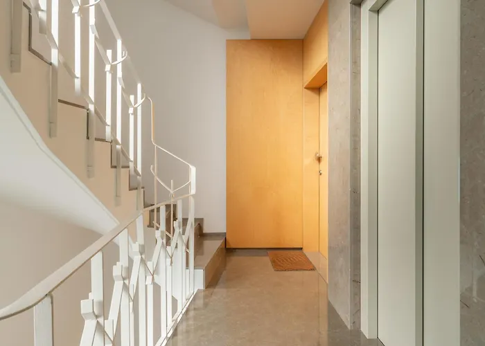 Host Wise - Restful Minimalist Flat - Balcony *