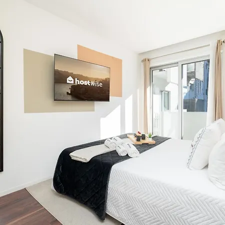 Apartment Host Wise - Restful Minimalist Flat - Balcony